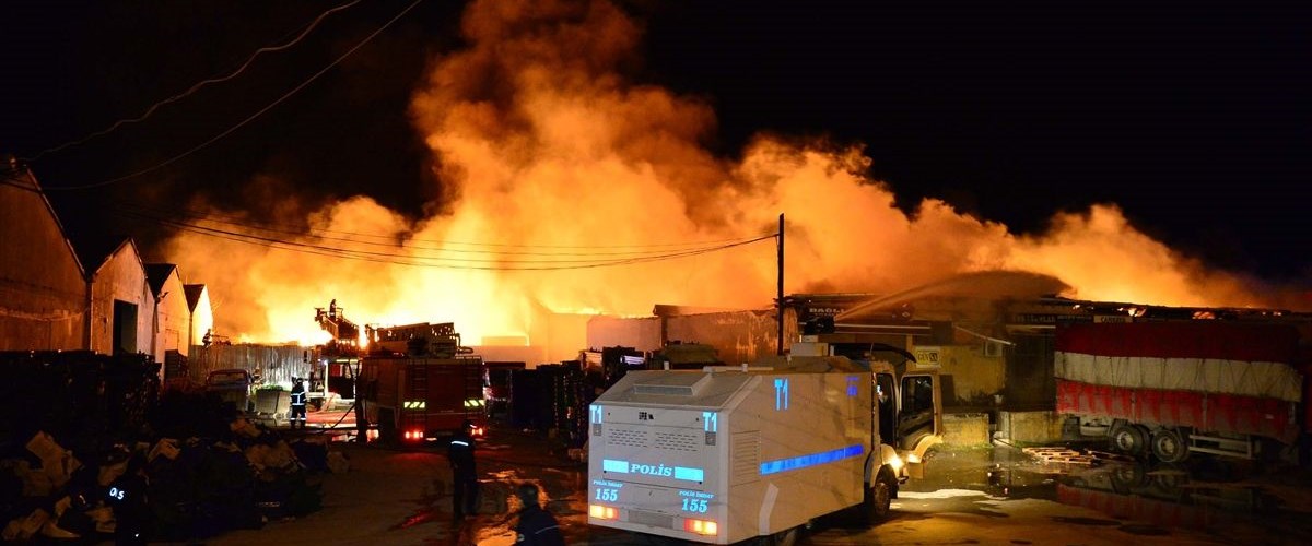 Çanakkale Belediyesi Sebze ve Meyve Toptancı Hali depolarının bulunduğu alanda çıkan yangın söndürüldü.
