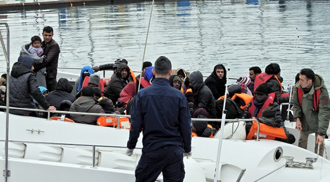 Çanakkale’de lastik botta 31 göçmen yakalandı