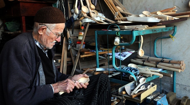 Unutulmaya yüz tutmuş ahşap oymacılığı yaşatılmaya çalışılıyor