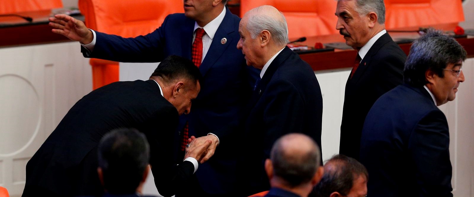 İYİ Parti milletvekili Bahçeli’nin elini öptü
