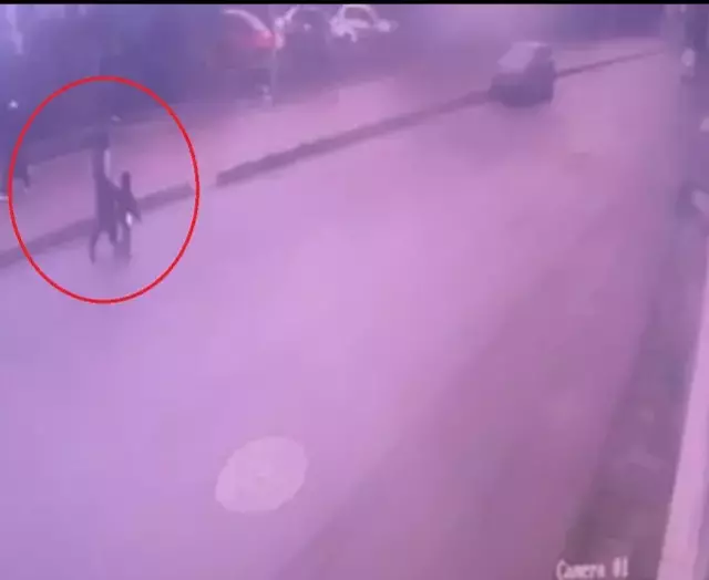 5 yaşındaki oğlunu ölüme böyle götürdü! O yoldan sırılsıklam ve yalınayak döndü 5 yaşındaki oğlunu ölüme böyle götürdü! O yoldan sırılsıklam ve yalınayak döndü